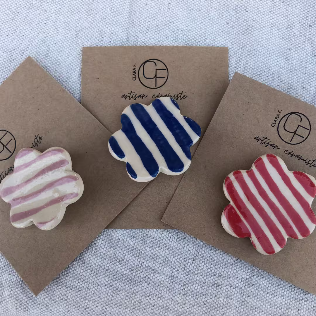 broche fleur rayures rose rouge ou bleu