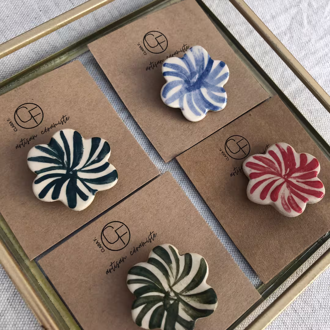 broche fleurs, décors à la main et pinceau