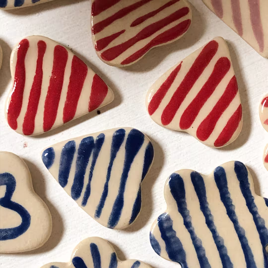 pin's coeur, rayures bleu et rouge