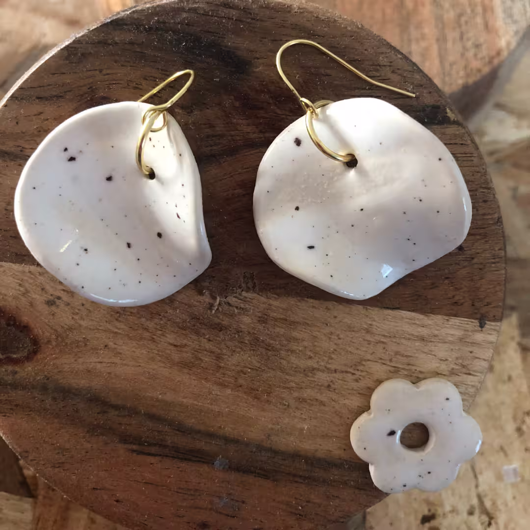 boucle d'oreille collection pétale de givre or 24 carat, blanc tacheté noir