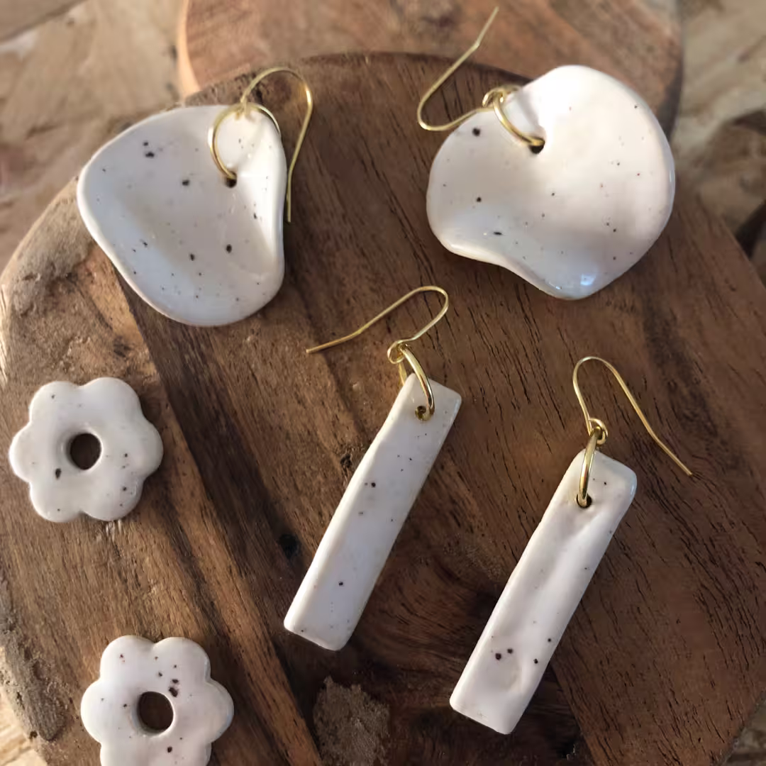 boucle d'oreille collection pétales givrés, fleurs, blanc tacheté noir