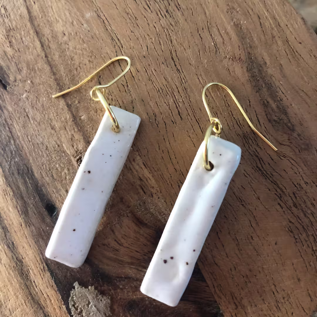 boucle d'oreille blanc tacheté noir, or 24 carat rectangle