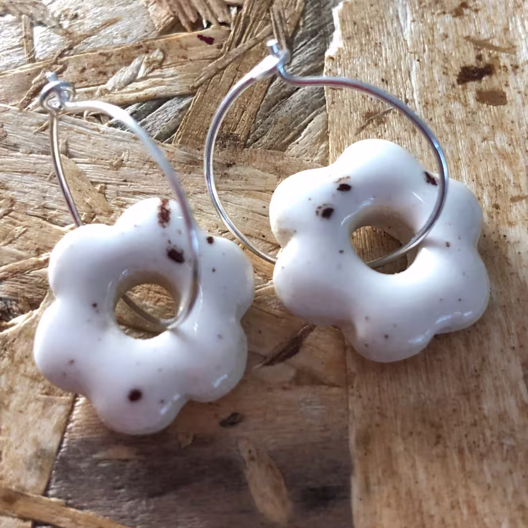 boucle d'oreille créole or 24 carat ou argent 925, fleur blanc tacheté noir