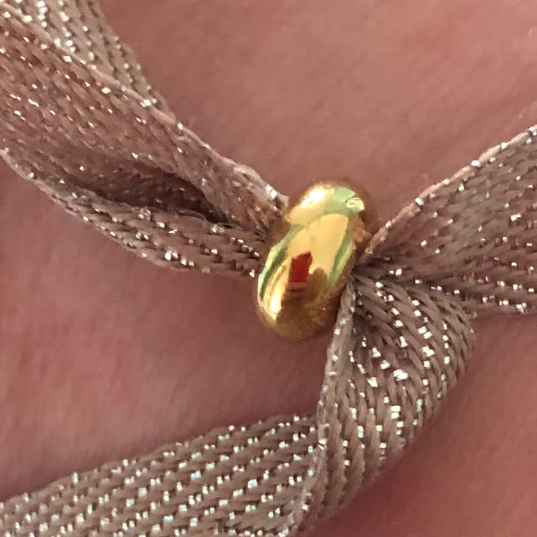 bracelet, charms, coeur, attache auto bloc ante, or 24 carat et acier inoxydable, charms coeur, bracelet cordon tissu beige pailleté